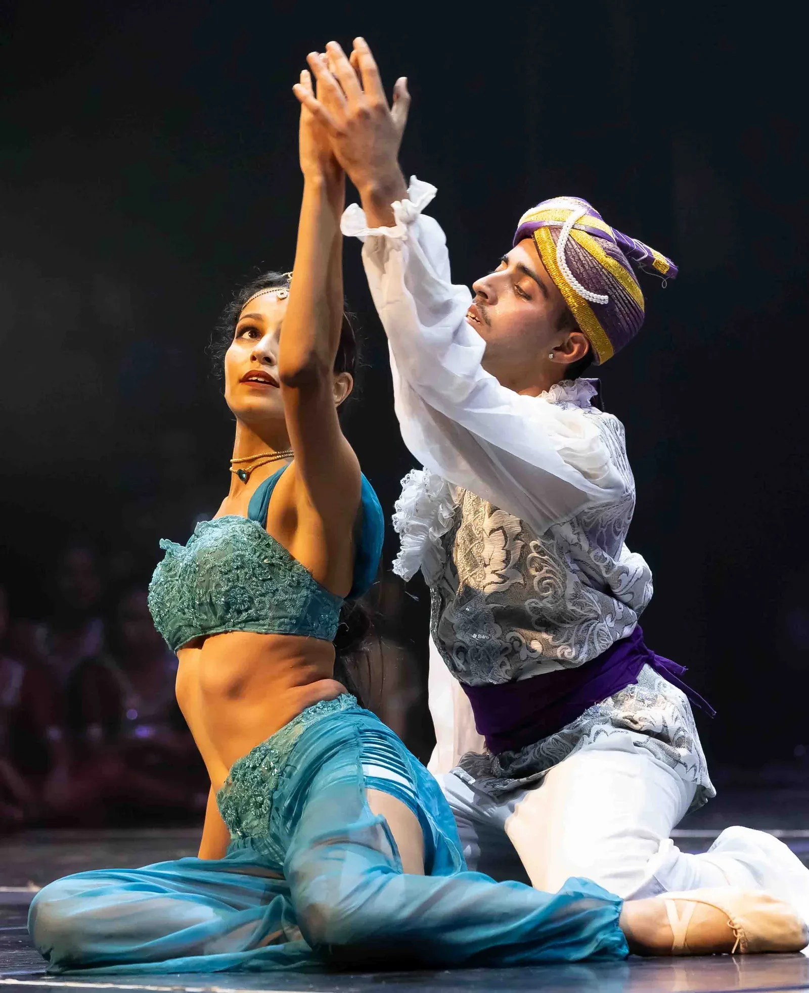 Duo de danseurs en costumes de scène lors d’un spectacle du Colibri Centre Artistique