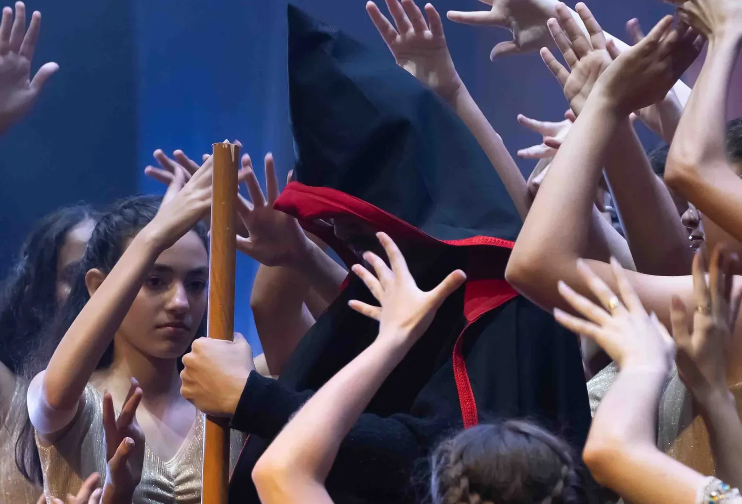 Élèves en pleine scène de théâtre dansé, bras levés, au Colibri Centre Artistique