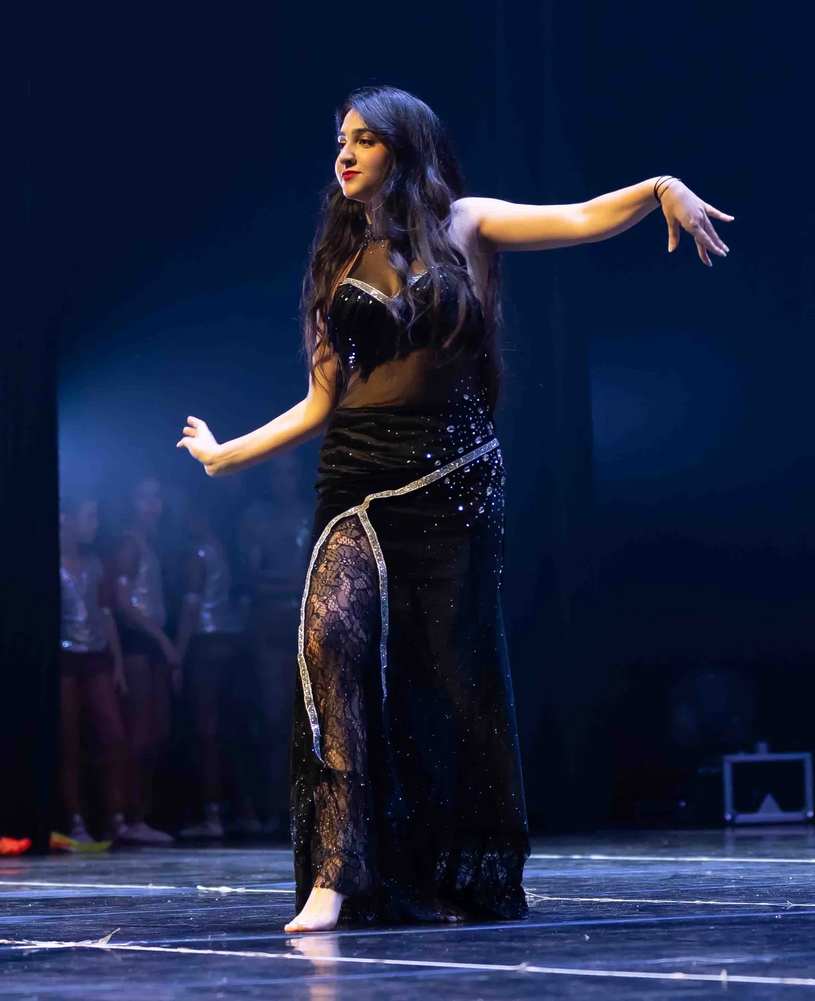 Danseuse orientale en solo sur la scène du Colibri Centre Artistique